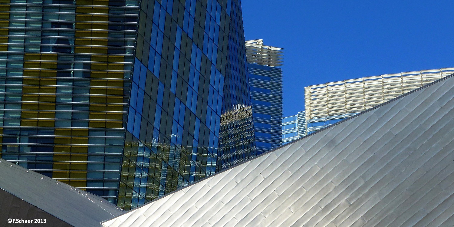 Horizonte 108.jpg - totally different to yesterday's picture: modern architecture on new hotelsalong the wellknown "strip" in Las Vegas, Nevada, the heaven on earth for gamblers...   click here for Google Maps View   Position: N36°06'26" W115°10'27", elev.650m/2140ft Camera: Panasonic TZ20, date: 26/10/2013