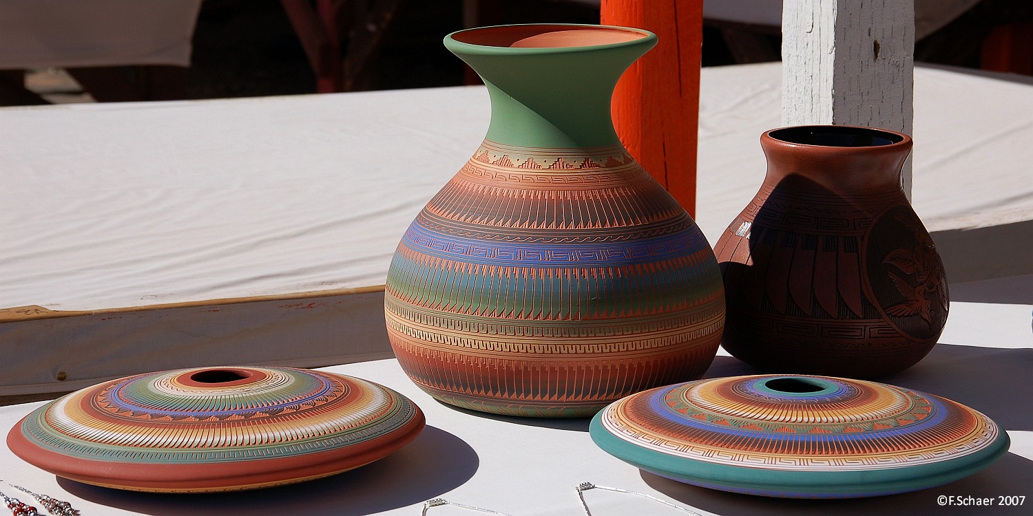 Horizonte 120.jpg - driving from Grand Canyon to Cameron AZ we stopped at somemarket stalls by members of the local Navajo-tribe and wereimpressed of their typical ceramics. Very expensive !!   click here for Google Maps View   Position: N35°56'11.64" W111°39'04.33", elev. 1666m/5477ft Camera: Nikon D50 at 65mm, date: 17/03/2007
