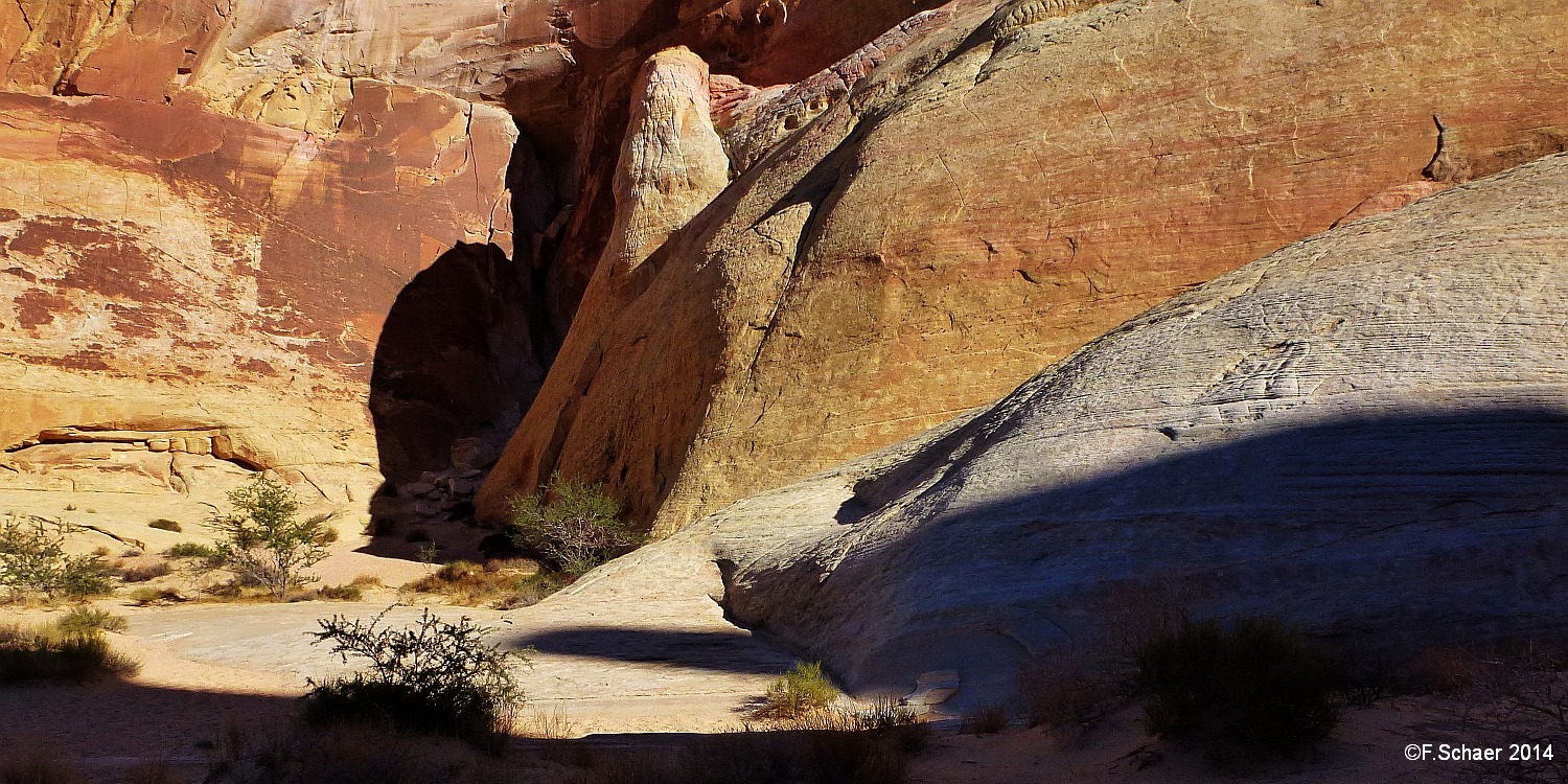 Horizonte 134.jpg - made occasionly during a family-reunion inValley of Fire State Park, 70 km northeast of Las Vegas.This park is easy accessible but rather unknown. It offersincredible walking opportunities within this preferrablyred painted very dry mountenous landscape.   click here for Google Maps View   Position: N36°29'05" W114°32'03", elev.615m/2020ft Camera: Lumix TZ20, date: 31/10/2014