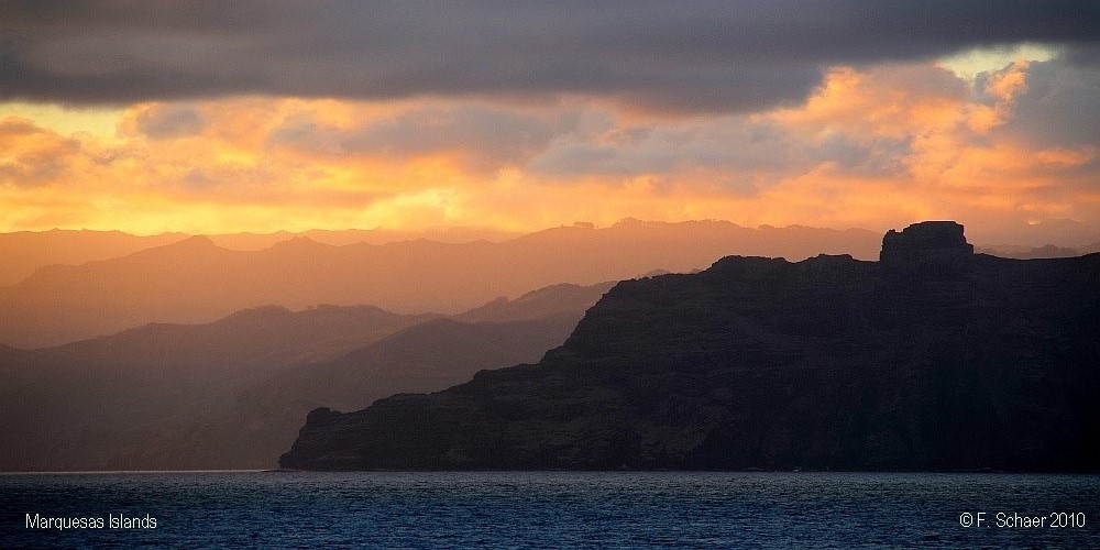 Horizonte 17.jpg - made a few years ago east of Nuku Hiva, an Island in the extremly remote Marquesas-Group, 1800 km northeast of Tahiti.   click here for Google Maps View   Position (Ship): S 08°56'00" W 139°58'00" Elev. SL Camera : Nikon D200