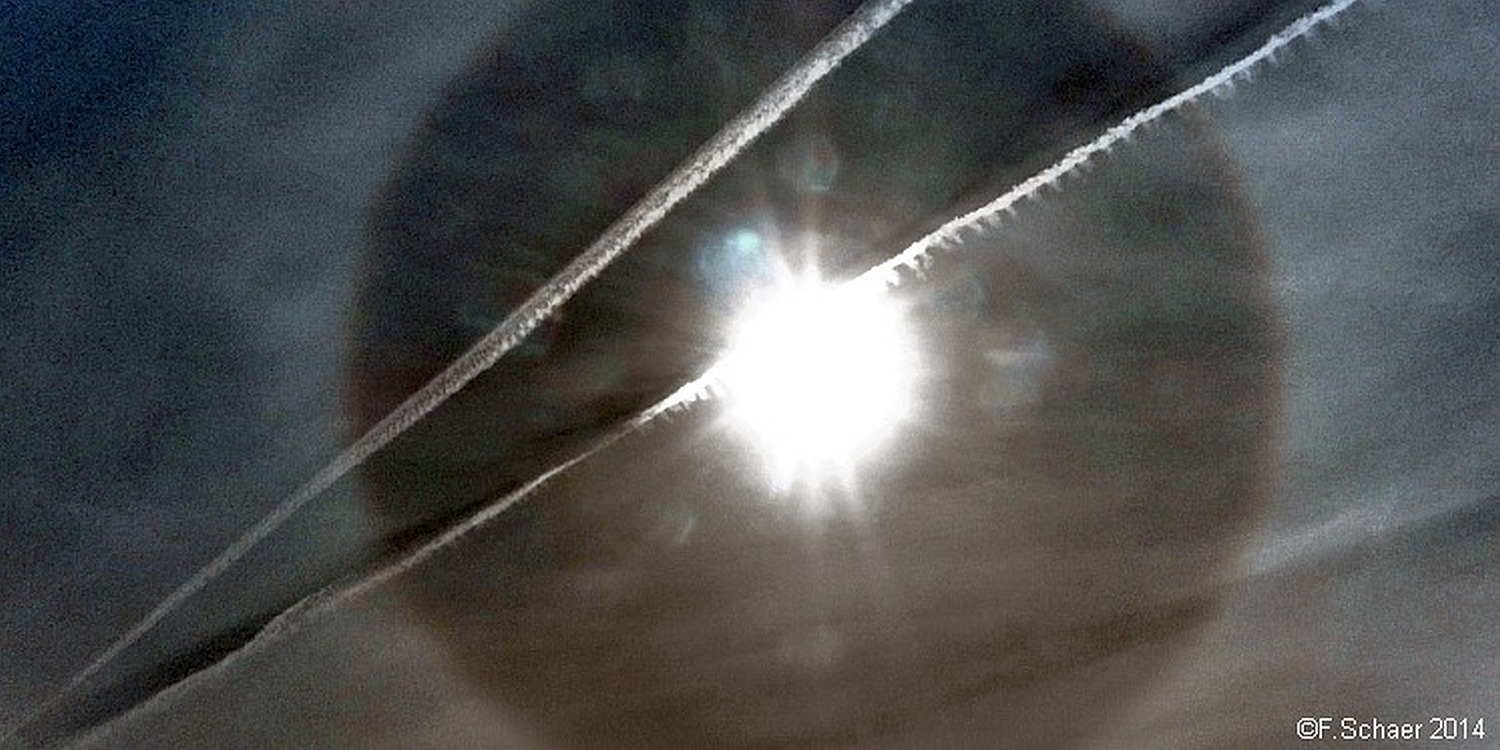 Horizonte 171.jpg - seems quite strange! I made it in southern Arizona, whenthe sun was circled with a halo and two contrails crossed the scene.To avoid the damage of my camera's sensor I covered the lens with atotally black Infrared-filter. Finally I had to crop and enlarge thepicture, that's why it seems grainy.  Position: not exactly reported, near Tucson AZ Camera: Lumix TZ41, Infrared Filter, date: 04/04/2014