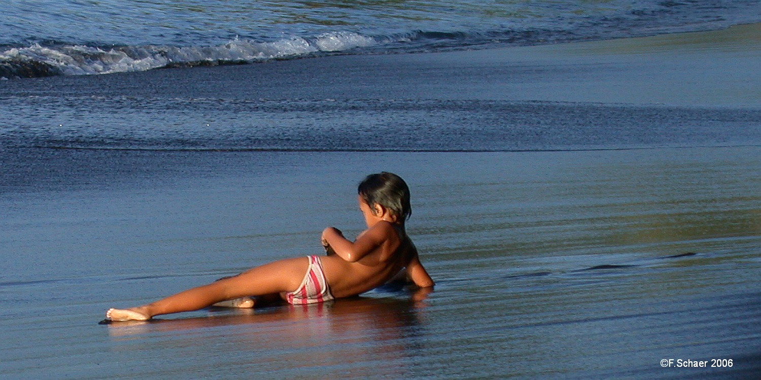 Horizonte 195.jpg - a little Tahitian girl, obviously enjoying thegentle surf. I made this pic just in front of "our" HotelRoyal Tahitien in Papeete, the capital of french Polynesia.   click here for Google Maps View   Position: S17°31'31" W149°32'48", elev. sealevel Camera: Nikon Coolpix E995, date: 01/01/2006, 17:53 local