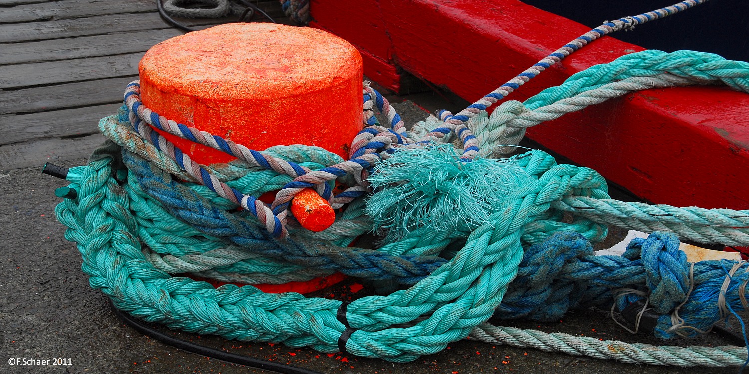 Horizonte 212.jpg - a colorful detail with a cast-iron bollard andheavy ropes on a deck in the harbour of St.John's, thecapital of the province of Newfoundland and Labrador, Canada.   click here for Google Maps View   Position: N47°33'55" W52°41'18", elev. 2m/6ft above sealevel Camera: Nikon D200 at 40mm, date: 17/06/2011, 09:40am, local