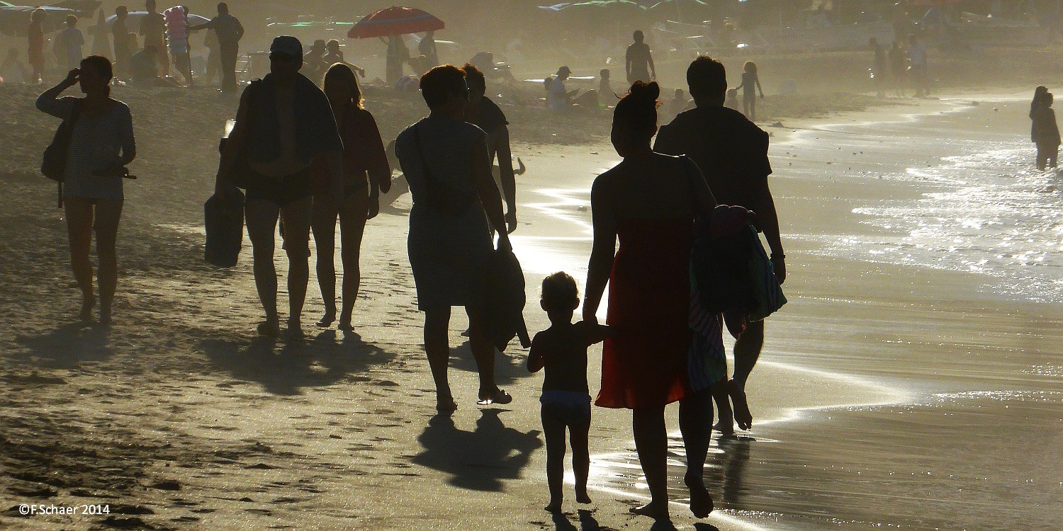 Horizonte 241.jpg - made on an early evening in Sayulita(Mexico)showing strolling people along the beachand I was impressed about the hard backlight.   click here for Google Maps View   Position: N20°52'12,48"/W105°26'34,85", at sea-level Camera: Lumix TZ41 at 216mm, date: 01.12.2014, 17:02 local