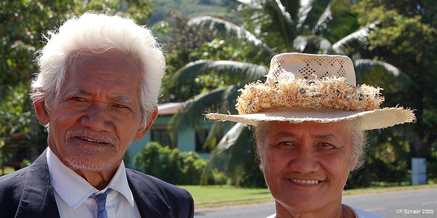 Horizonte 274.jpg - with a rented bike I pedaled 74 km around the Island of Mooreain French Polynesia when I met this happy older couple coming from theirvisit at the Church in the Village of Haapiti. Hoping they're still alive...   click here for Google Maps View   Position: S 17°33'38"/ W 149°52'18", 9 m above sea-level Camera: Nikon D50, Nikkor 35-105, date: 20/11/2005, 12:14 local