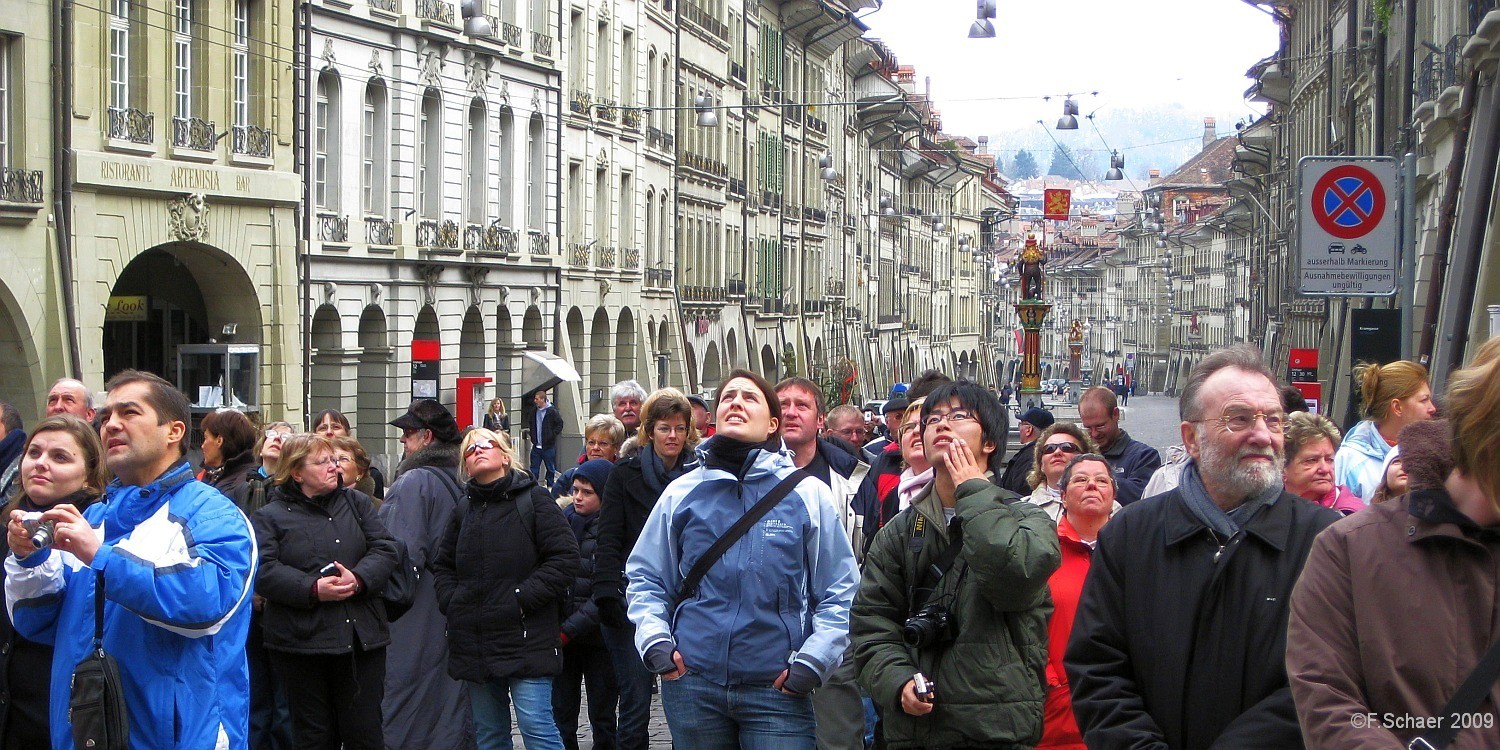 Horizonte 288.jpg - exciting! Onlookers wait for the hourly spectacleat the "Zytgloggeturm" in the historic centre of Bern, thecapital of Switzerland.   click here for Google Maps View   Position: N 46°56'53"/E 07°26'52", elev. 547m/1800ft ASL.Camera: Canon Ixus 80 IS, date: 08/03/2009