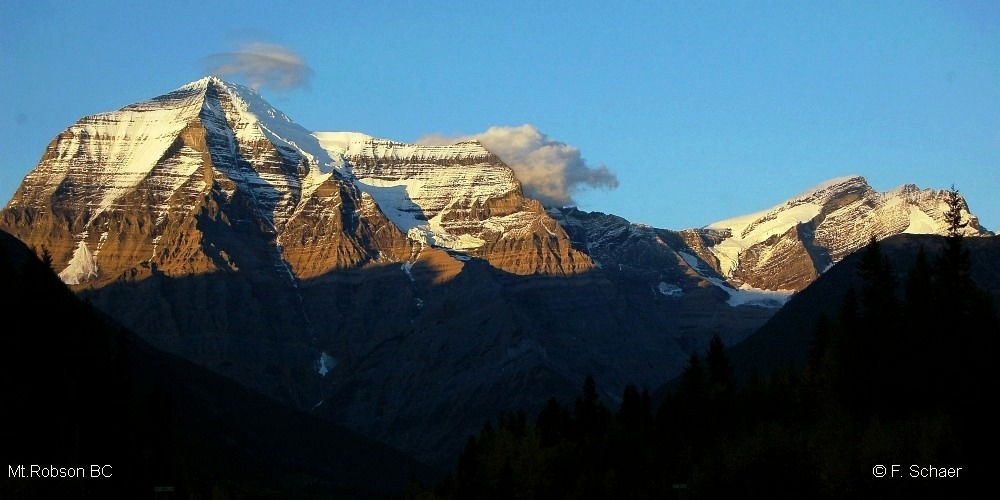 Horizonte 29.jpg - late afternoon-view to Mt. Robson (3952m) from the parking lot beside Hwy 5.    click here for Google Maps View   Position (camera): N52°58'48" W 119°08' Elev.890m/2930ft Camera: Nikon D50 zoom at 46mm