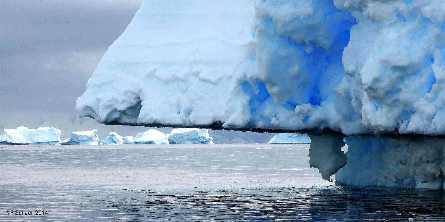 Horizonte 336.jpg - made in the Gerlach-Strait on the Antarctic Peninsulafrom a small Zodiac-boat, cruising between hundred of impressiveIcebergs in excellent Weather-conditions during an Expedition onBoard of the MV "Ushuaia", departing from Ushuaia in Argentina.The antarctic continent is huge, covers about 1,4 times the sizeof Europe. The geographic South Pole is still more than 2800 kmfarther south!Position: S 64°30'16"/ W 61°45'11", elevation: sealevelCamera: Panasonic TZ41, date: 29/01/2014, 12:30pm local time