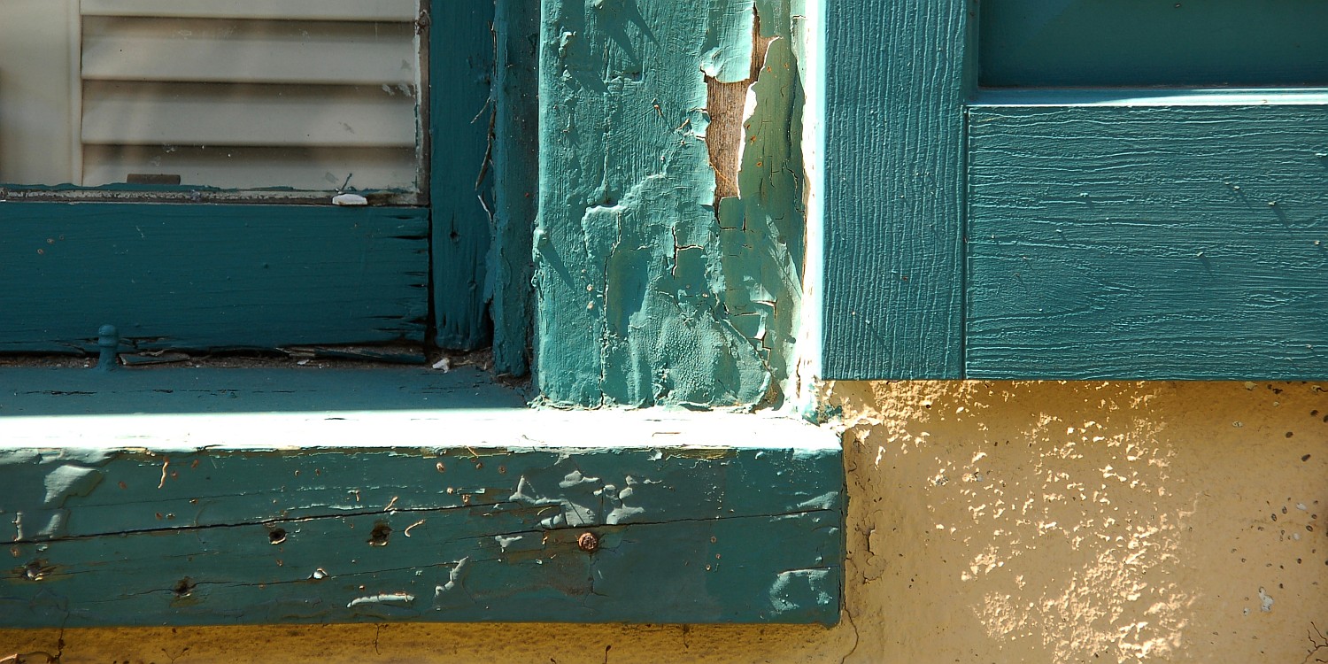 Horizonte 353.jpg - "..and the old paint is cracked and dry.."(Lyrics from the wellknown song: Green green Grass of Home)I made this picture strolling in the old village of Makawaoon Maui/Hawaii, searching for old native hawaiian dwellingsPosition: N 20°51'18"/ W156°18'40", elev. 500n/1650ftCamera: Nikon D50, Macro-Nikkor, date: 03/11/2006, 14:07 pm