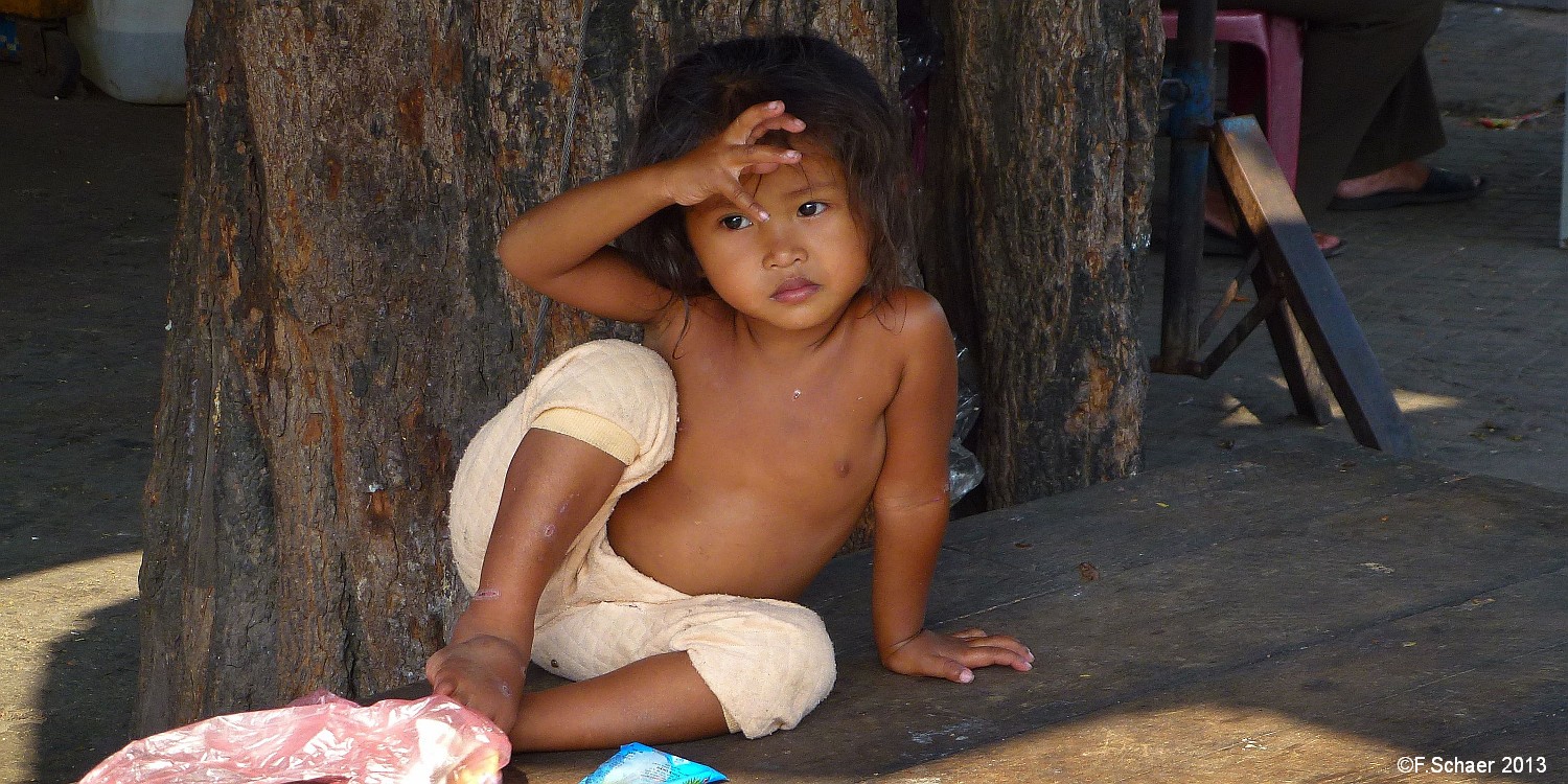 Horizonte 400.jpg - I discovered this little Girl, waiting for her Parents,near a busy public Market in Pnom Penh, the Capital of CambodiaPosition: S 11°34'07"/E 104°55'46",Date: 27/01/2013,Panasonic TZ41Pic #400: Ich entdeckte das kleine Mädchen wartend auf die Elternam Rande eines Marktes in Pnom Penh, der Hauptstadt Kambodschas