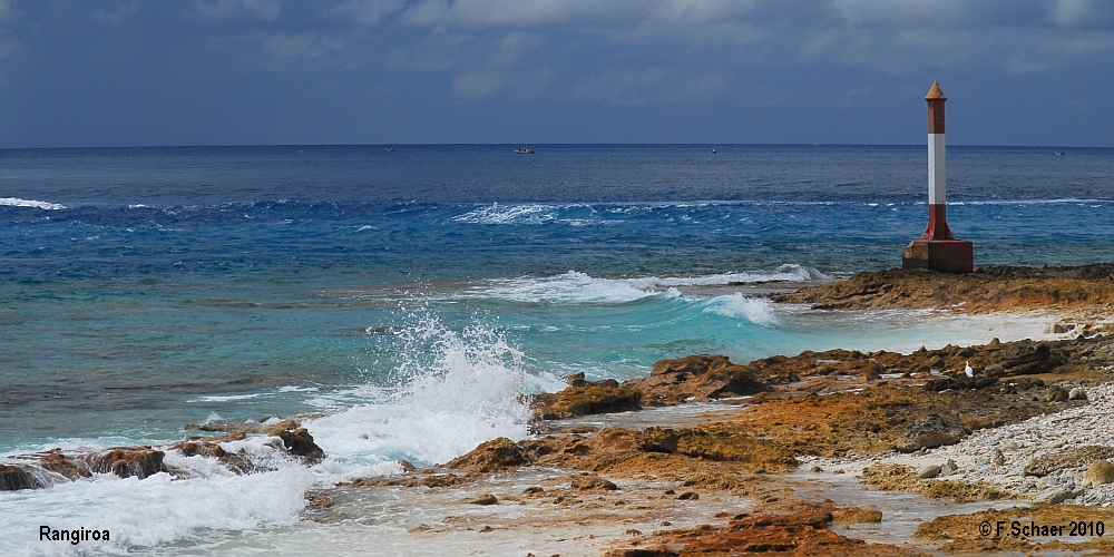 Horizonte 45.jpg - shows a lonely marker on the northeast edge of the Rangiroa-Atoll in French Polynesia. The red rocks are the remains of the old corals which built the Atoll once the originally volcanoe disappeared.   click here for Google Maps View  br>Position: N14°58'08" W147°37'44" at Sea Level. Camera: Nikon D200 at 90 mm