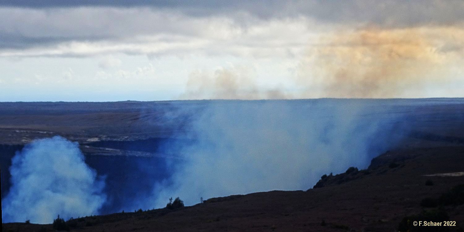 Horizonte 477-2.jpg - pic 2 of 3the present Activity of the Kilauea-Volcano on Big Island, Hawaii.  Since my first Picture #252, a major Eruption happened in 2018, lowered the crater-botton, so the red Lava is no longer visible from the Crater-RimPosition: N: 19°25'07"  W 156°17'23",elevation 4316'/1272m, date: 13/01/2022