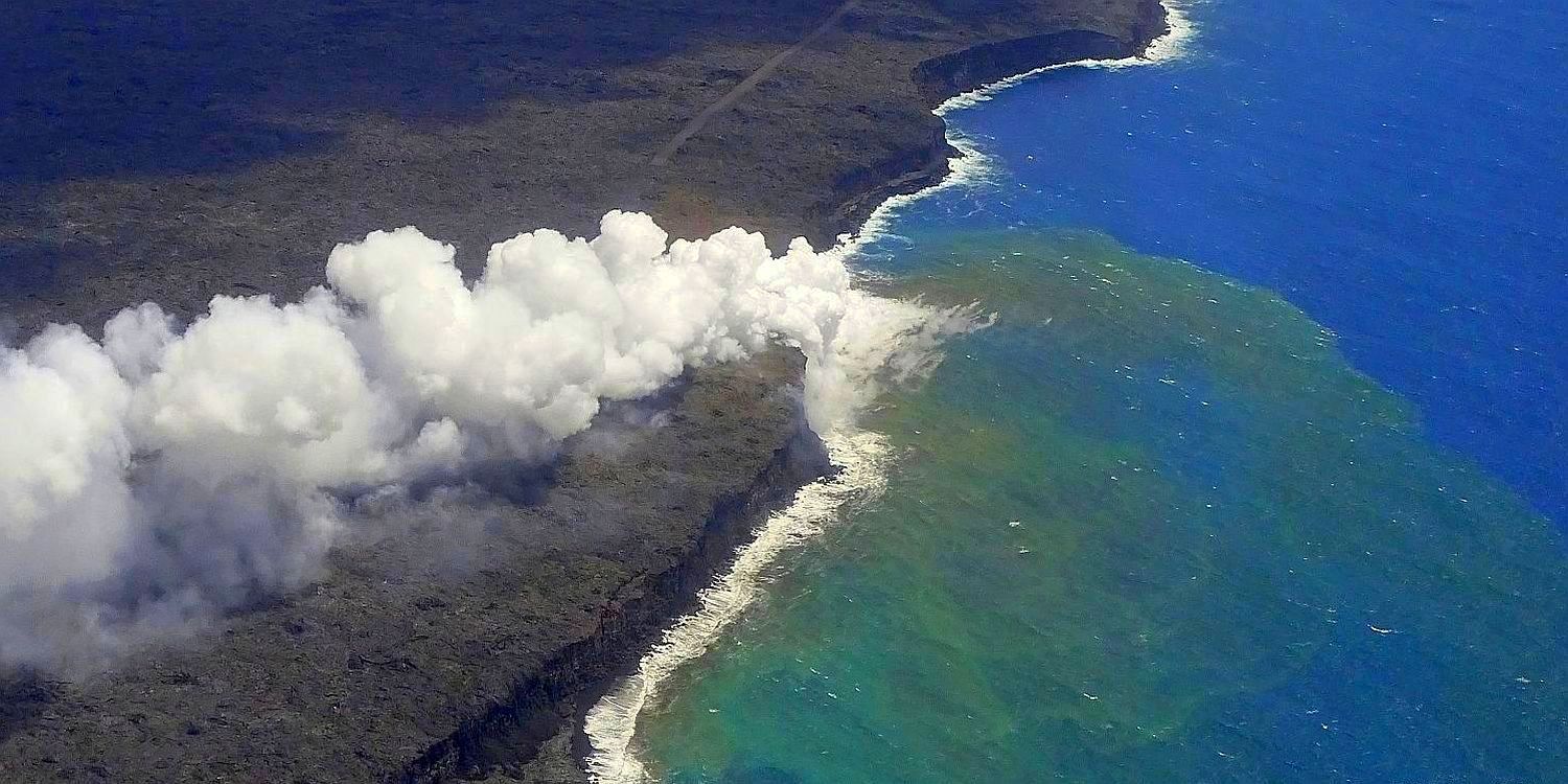 Horizonte 483.jpg - the underground Lava-flow from the Kilauea-Volcano, draining in the Pacific Ocean near the Village of Kalapana on Big Island, HawaiiI made the pic on a Helicopter-Scenic-flight from Hilo/Hawaii.Position:  N 19°19'00"/ W 155°03'05", altitude about 500m above the ocean