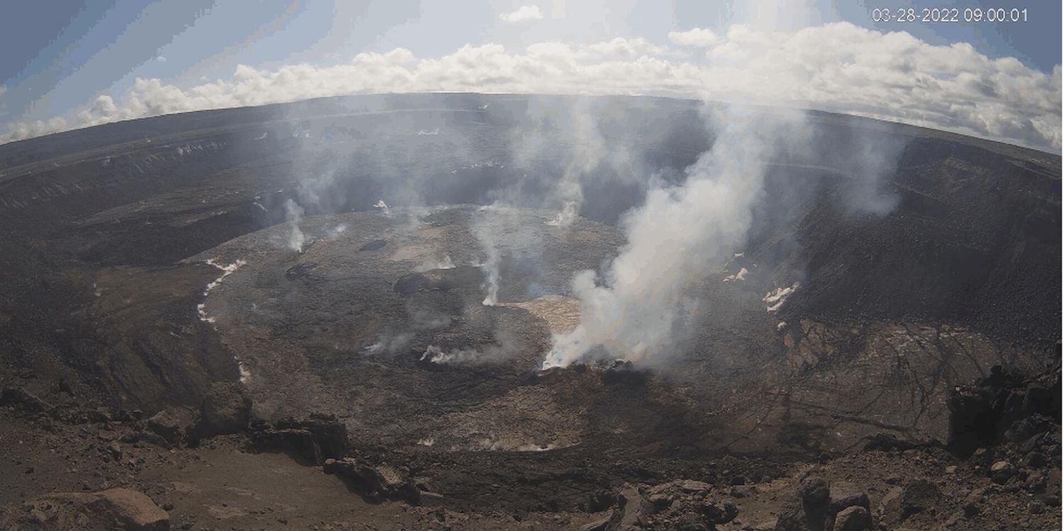 Horizonte 488-1.jpg - Just before we leave Hawaii, the Kilauea-Volcano started with some activities.There are some smaller Lava-eruptions within the Halemau'mau-Crater. For safety-reason the trails wich offers good views are closed for the Public. So I copyedthe online-pictures from the Live-Cameras.Position: N: 19°24'24"/W: 155°16'58", elev: 1030m/3380' date: 28.03.2022