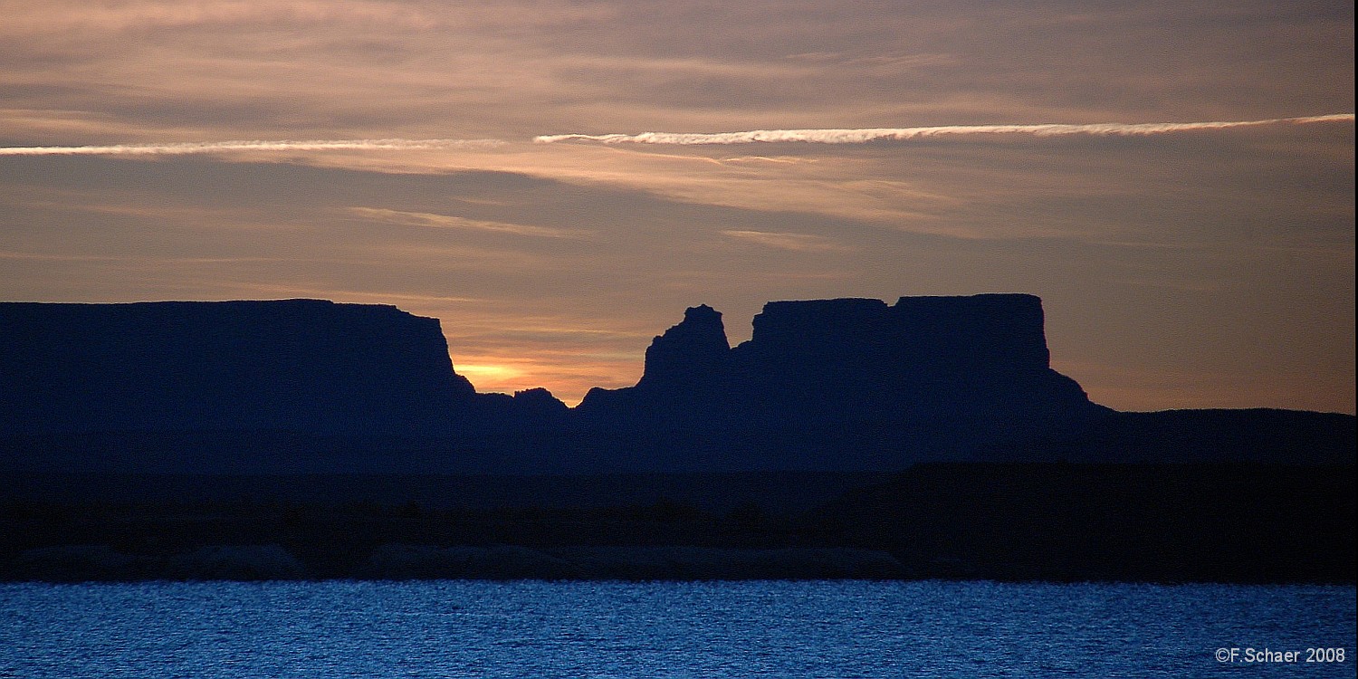 Horizonte 572.jpg - made on a Camping-trip around Lake Powell in southern Utah, looking east to the Arizona-shore of this enormous Reservoir.Position:           W: 111°32', S: 37°01', Date: November 2008.Camera: Nikon D200