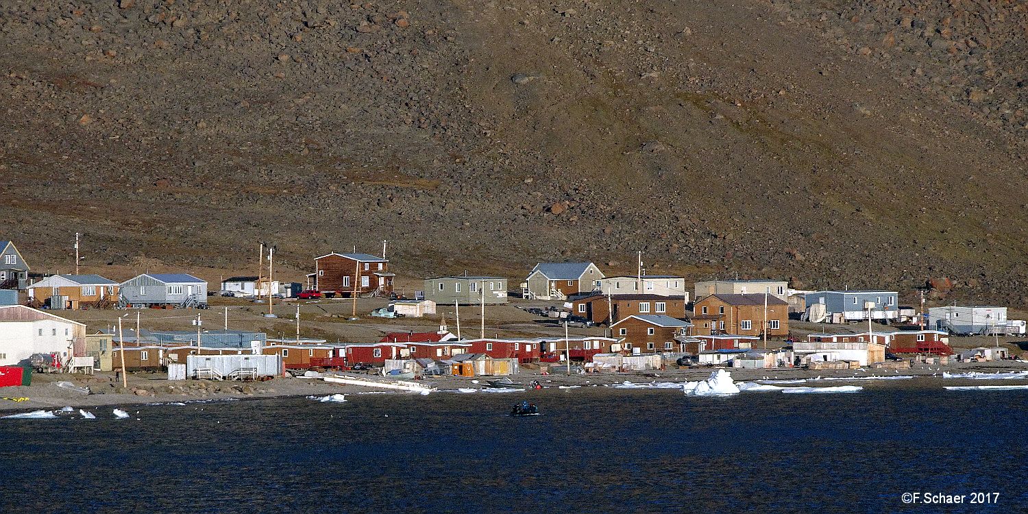 Horizonte 573.jpg - the Village of Grise Fjord on Ellesmere Island in Nunavut in the very far North of Canada, one of the northernmost Settlement of the Earth with about 150 Inhabitants. I made this Picture on our Trip onboard of the "Ocean Endeavour" from Greenland across the canadian Arctic.Position: N: 76°25' W:82°54' Date: 29.08.2017 Camera: Sony HX90