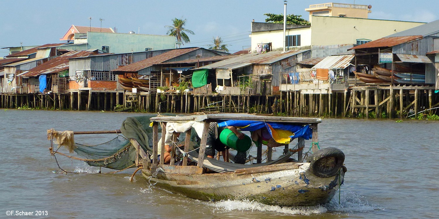 Horizonte 591.jpg - made on a tribute of the mighty Mekong-River (south Vietnam) showing a family on their only property: a junk-boat, their only place for living their whole life, day and night!position: not recorded, date:       january 2017, camera : Panasonic tz20