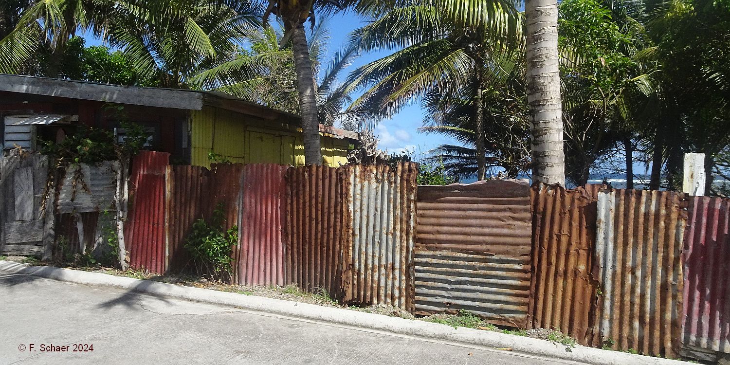 Horizonte 594.jpg - made on a sideroad in Dieppe, St. Kitts, showing one of the widespread typical property-fence