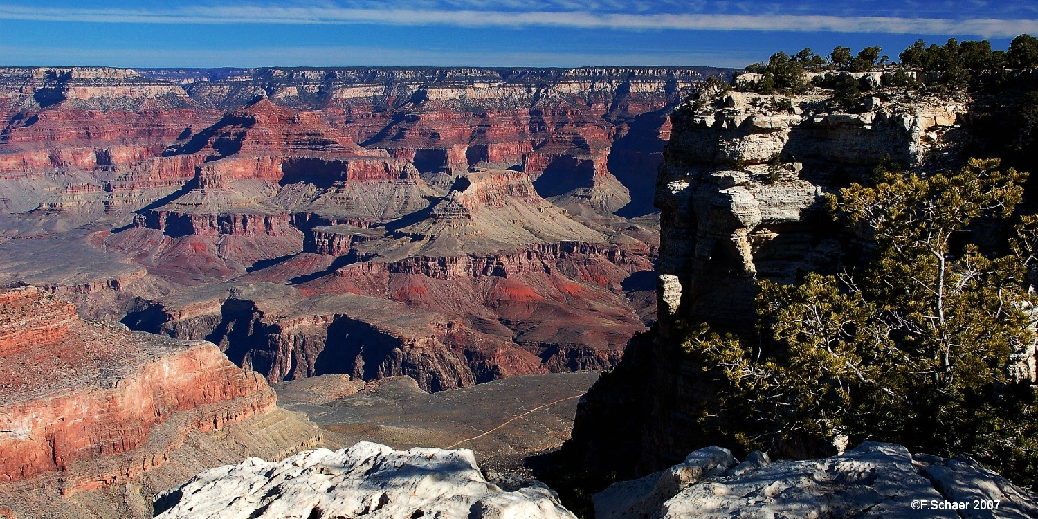 Horizonte 599.jpg - a Walk on the Trail on the South Rim of the Grand Canyon, Utah/USA enjoying a impressive viev over the immense Colorado-River about 1 Mile below. We made the strenuous Walk twice down to the Phantom Ranch and back up again!                   Date: 15. March 2003, Camera: Nikon D50