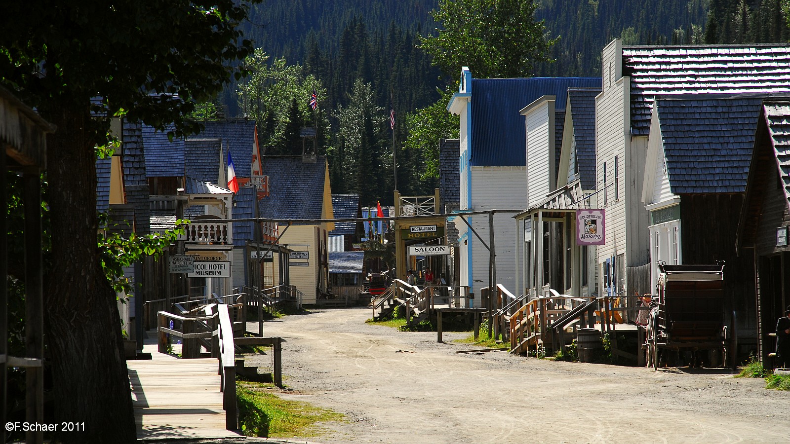 Horizonte 601.jpg - Picture 601 shows the Main-Road in Barkerville, a historic Goldrush-town from around 1860, ca. 80 Km east of Quesnel in Central British Columbia,now a busy Tourist-Attraction                          Date: 09.06.2011, Camera: Nikon D200