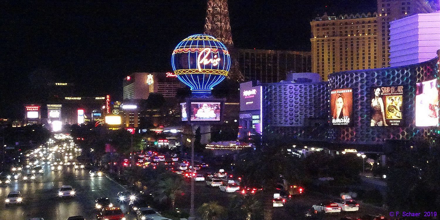 Horizonte 614.jpg - ade on a walk on the nightly "Strip" in Las Vegas/Nevada.Date: December 11/2019, Camera: Sony HX90