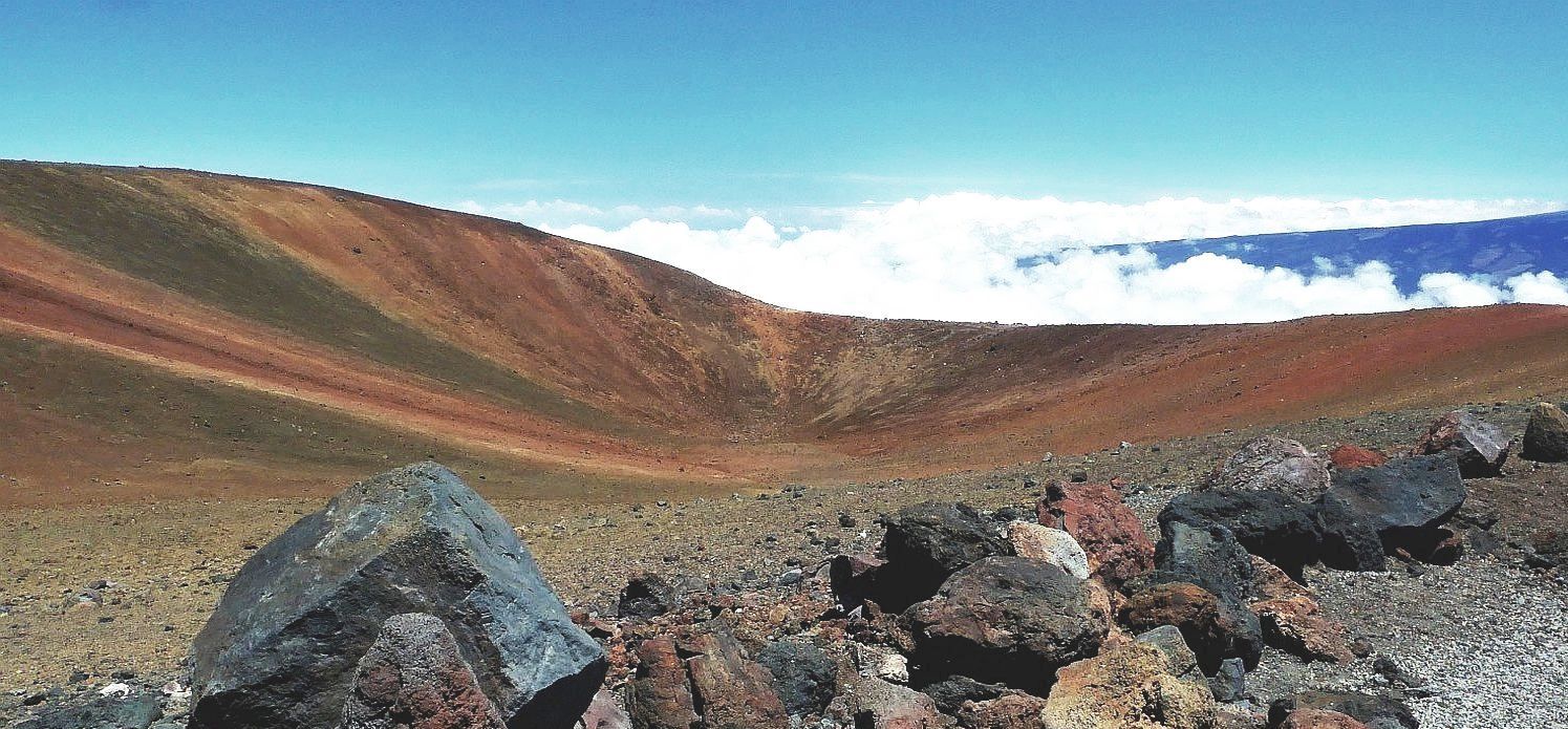 Horizonte 618.jpg - made on a Excursion on the top of Mauna Kea on Big Island/Hawaii one of the highest Volcanos in the World. His Neighbour, Mauna Loa erupted last time in October 2022. Position: N 19°49'/W 155°28' alt:4187m/13'770ftDate: 03/03/2022 Camera: Panasonic TZ41