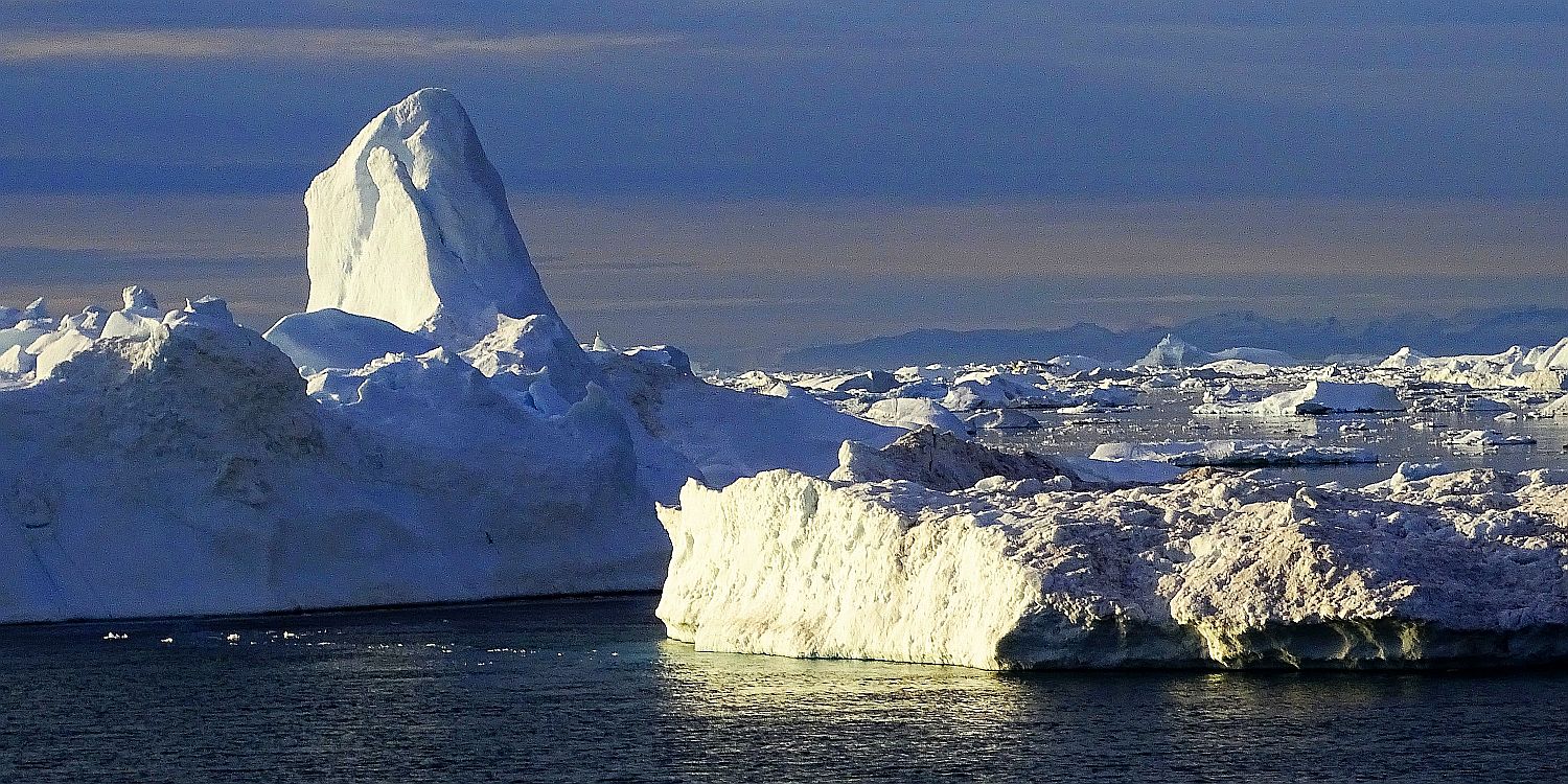 Horizonte 619.jpg - We were on an adventourus Cruise on Board of the "Ocean Endeavour" between the Islands of Nunavut,Canada and Greenland, showing the Iceberg-Alley West of Illulissat/Greenland.Date: 12.05.2021 Position:N 69°13'/W 69° 21`, Camera Sony X 400