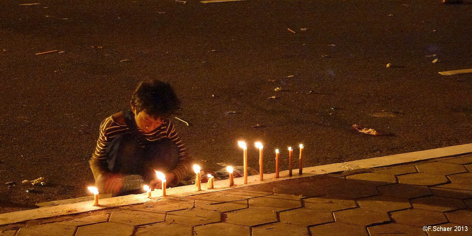 Horizonte 624.jpg - shows a peaceful nightly road-scene in Phnom Penh/Cambodja.Date: 06/01/2013. Position: N 11°34' E 104°55' Camera: Panasonic TZ24