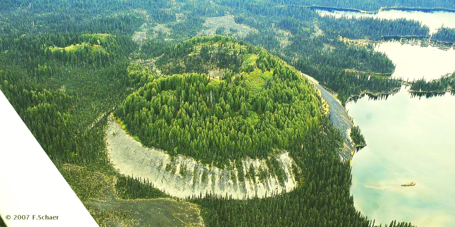 Horizonte 641.jpg - the perfect cone of the Kostal Volcano within Wells Gray Provincial Park, North of Clearwater BC. I made this Pic during a low-level Scenic- Flight with my Cessna 182.Position: N 52°10' W 119°56'44" Date:14/06/2006, Nikon D50