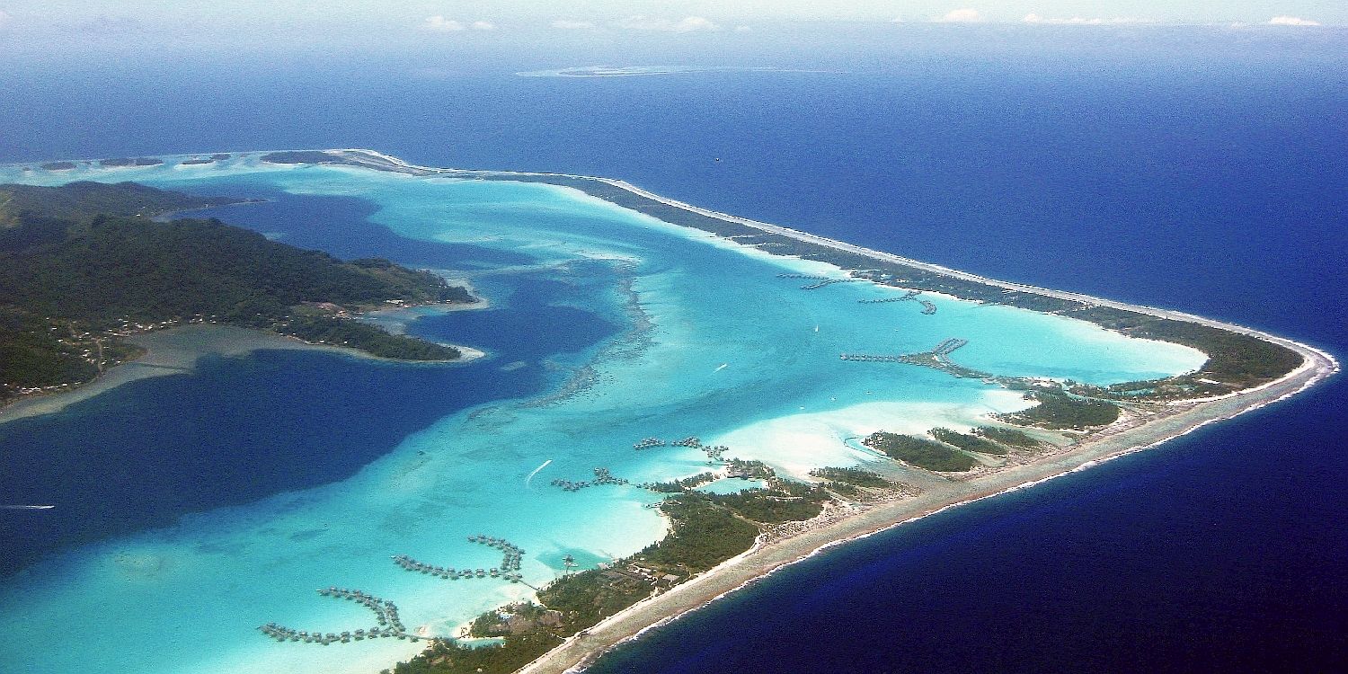 Horizonte 653.jpg - the colorful Lagoon of Bora Bora in French Polynesia made just before landing at the Aiport in the Background, note the Overwater-cabins in the foreground...Date: 04.11.2010, Position: S 16°30' W 151°42' Camera: Canon Ixus